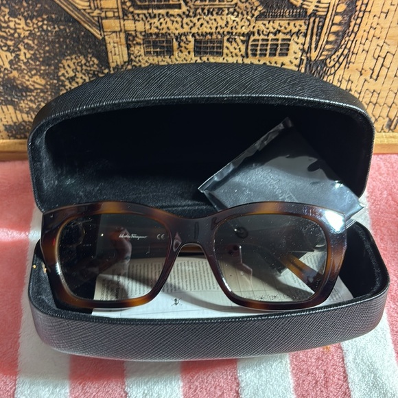 BRAND NEW SALVATORE FERRAGAMO SUNGLASSES - Picture 7 of 8